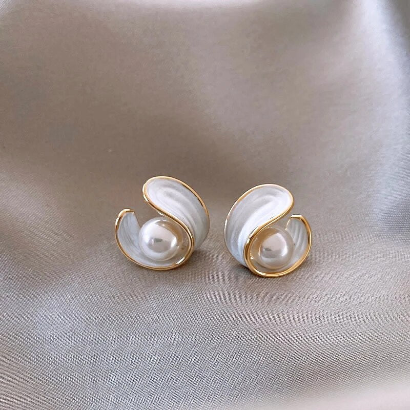 Boucles d'Oreilles Élégantes d'Opale Blanche avec Perle en Or