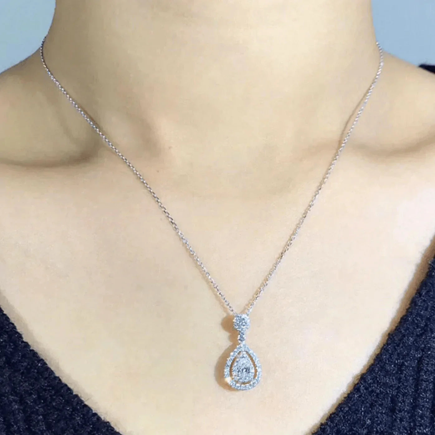 Collier Charlotte avec Pendentif en Forme de Larme