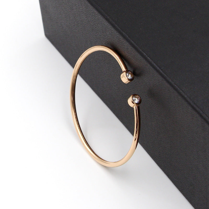 Bracelet ouvert doré avec deux cristaux