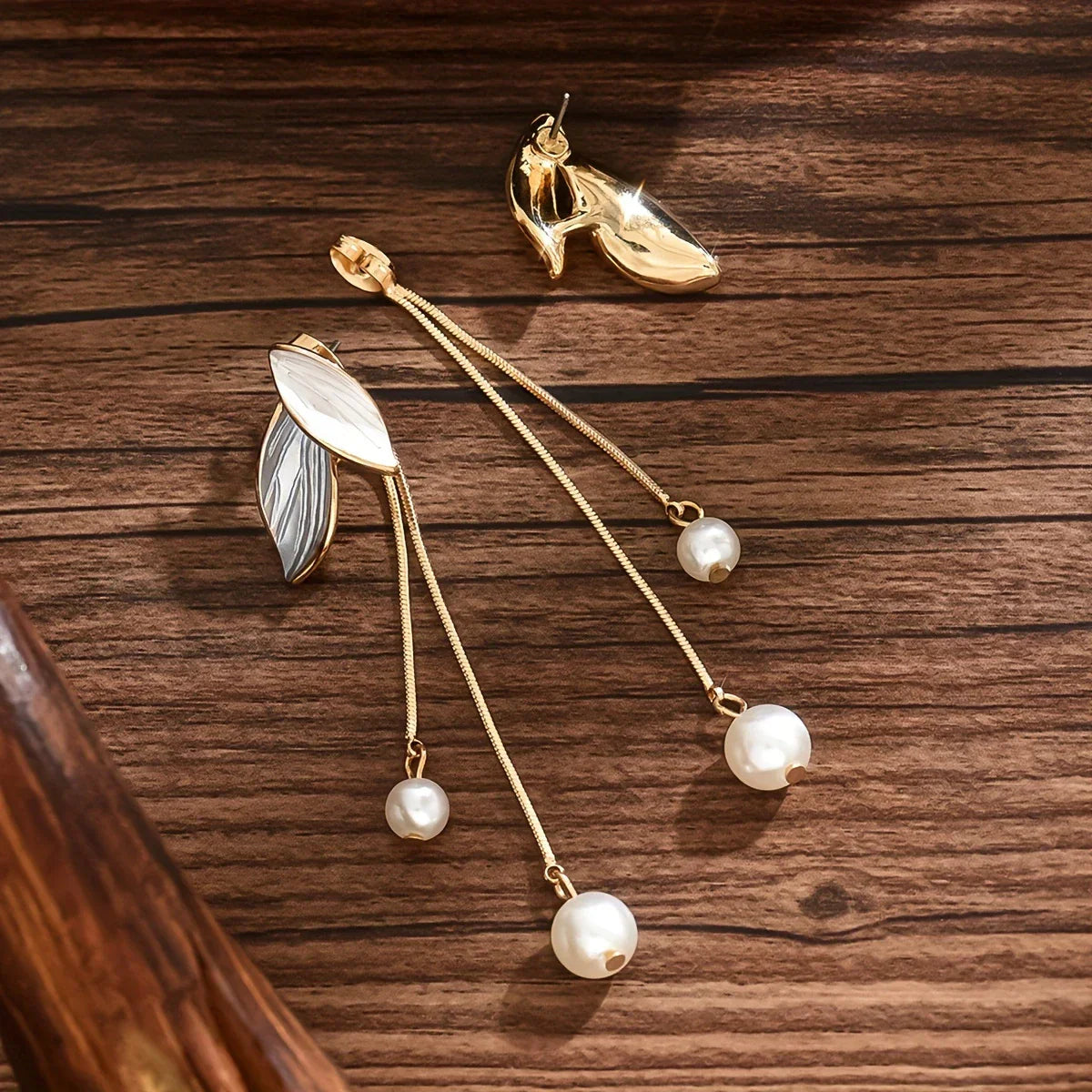 Boucles d'oreilles élégantes en feuille et perle