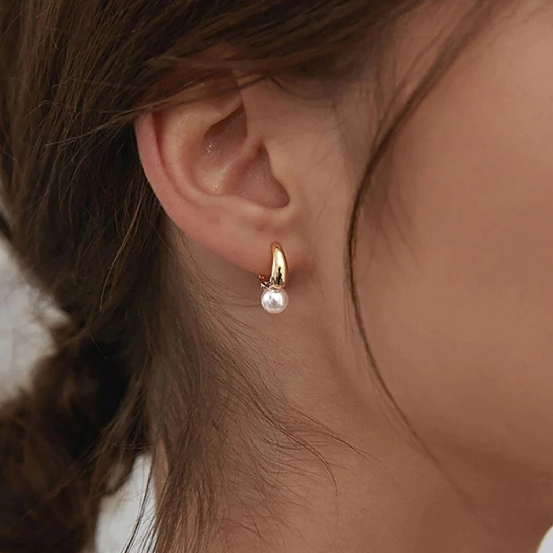 Petites boucles d'oreilles en perle dorées