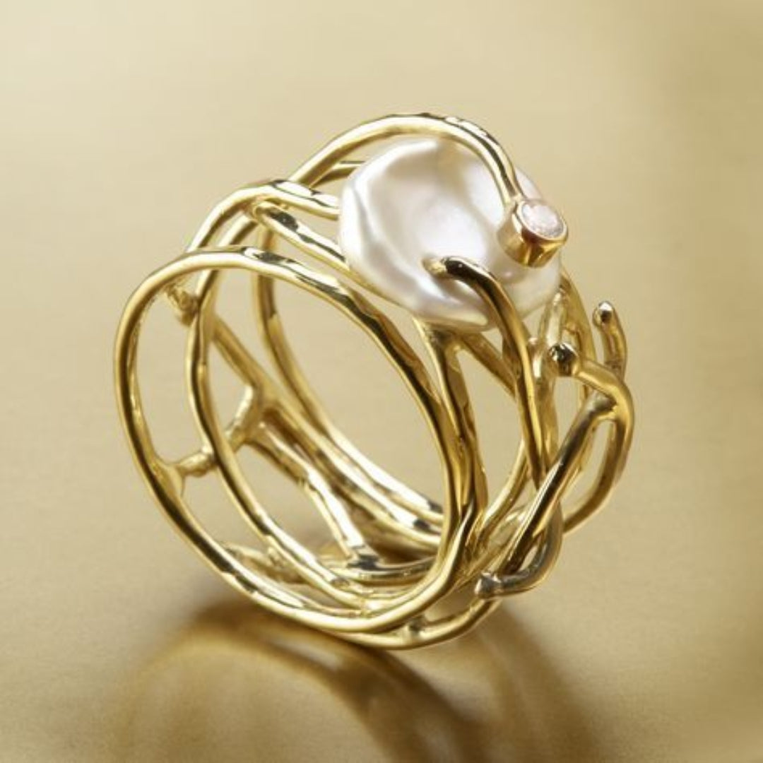 Bague fine dorée et en perle vintage