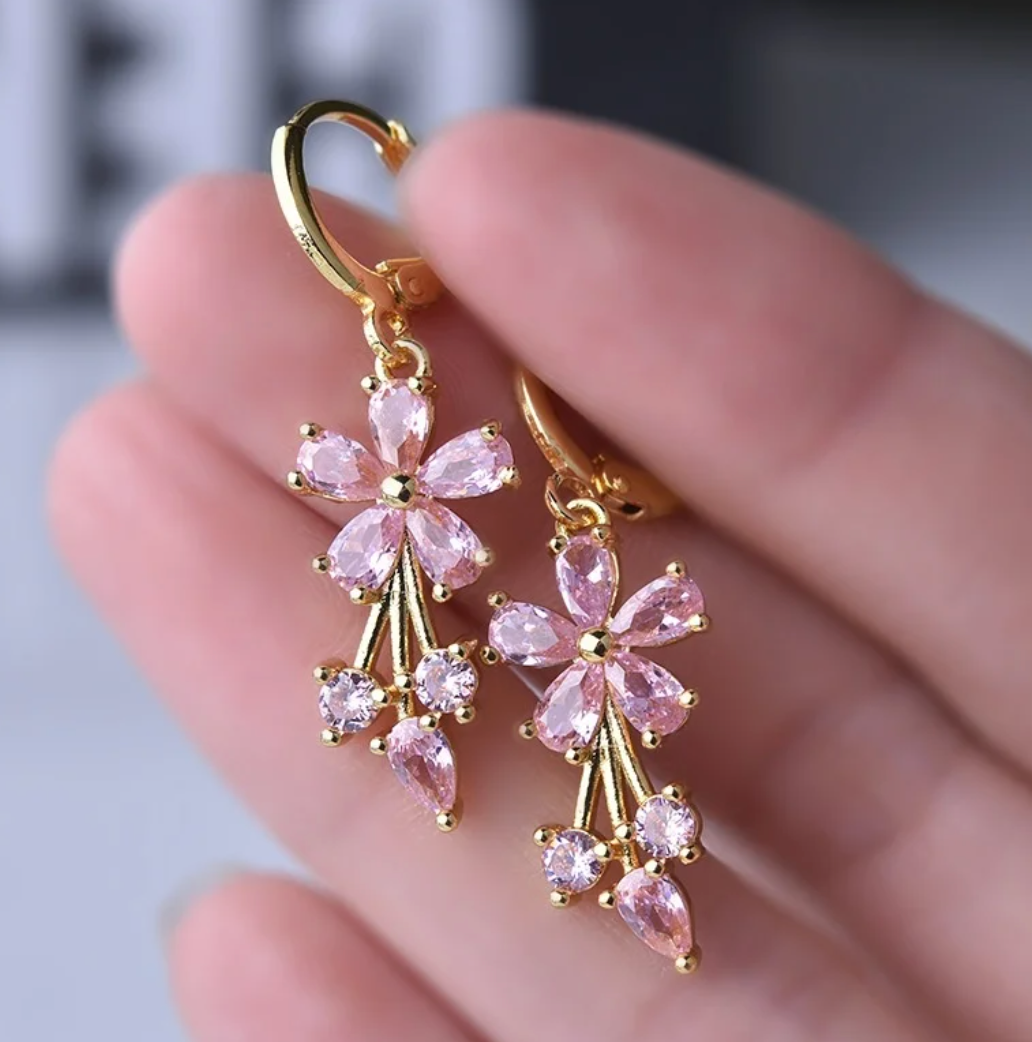 Boucles d'Oreilles à Clous Plaquées Or de 18 Carats avec Marguerites Roses