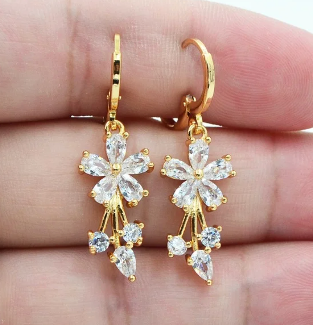 Boucles d'Oreilles à Clous Plaquées Or de 18 Carats avec Marguerites de Cristal Blanc