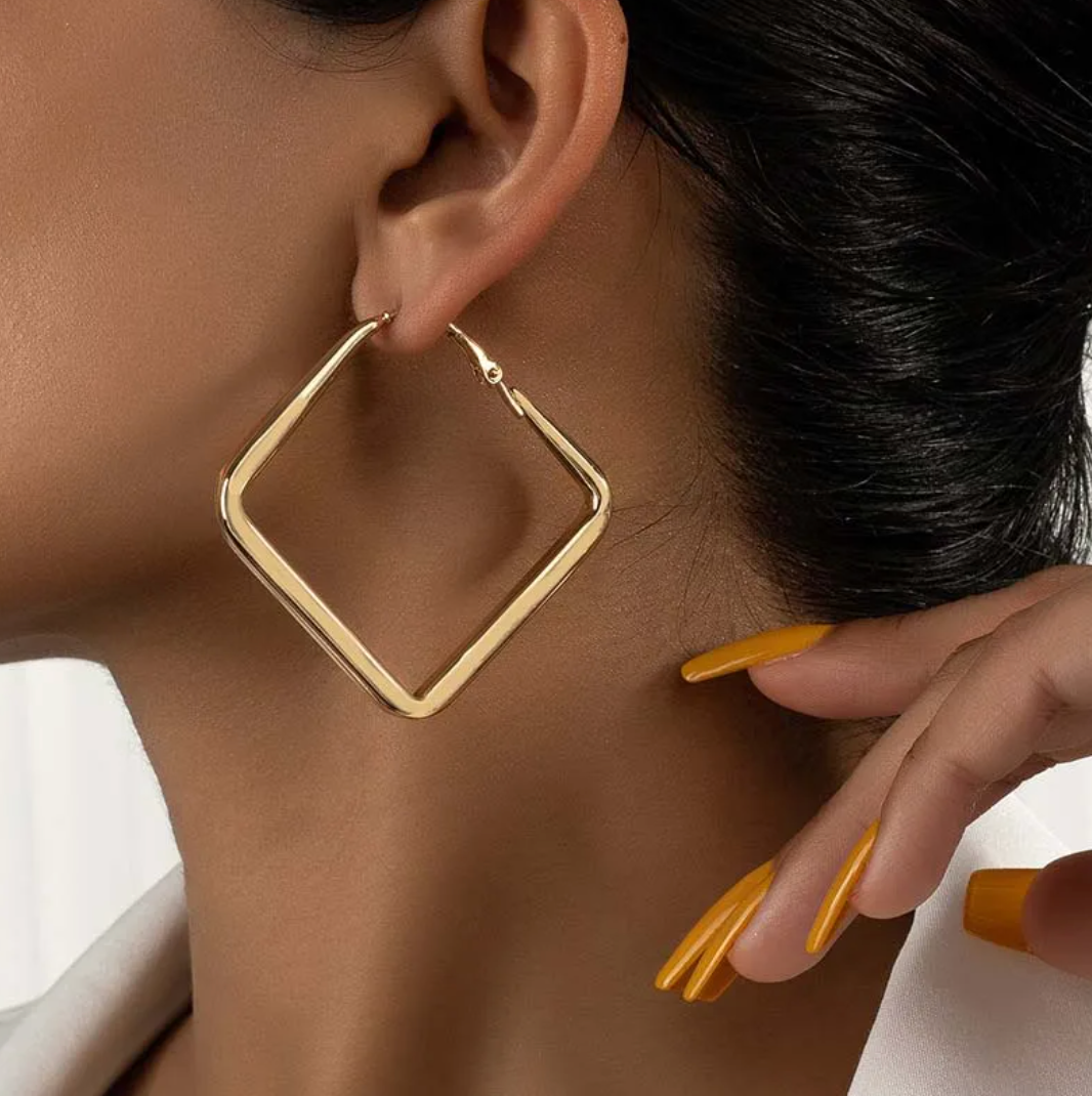Grandes boucles d'oreilles carrées dorées