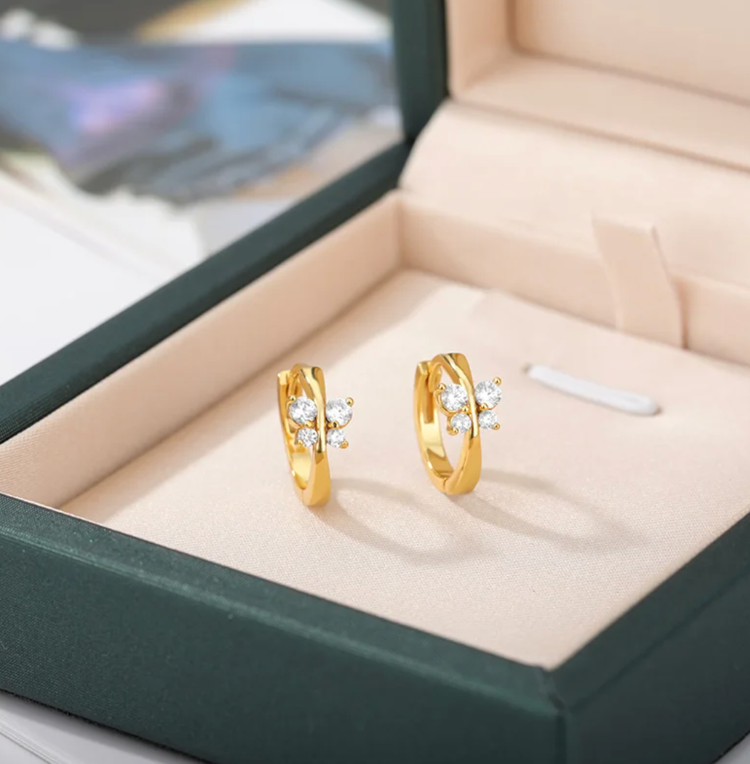 Petites boucles d'oreilles papillon et zircone cubique dorées