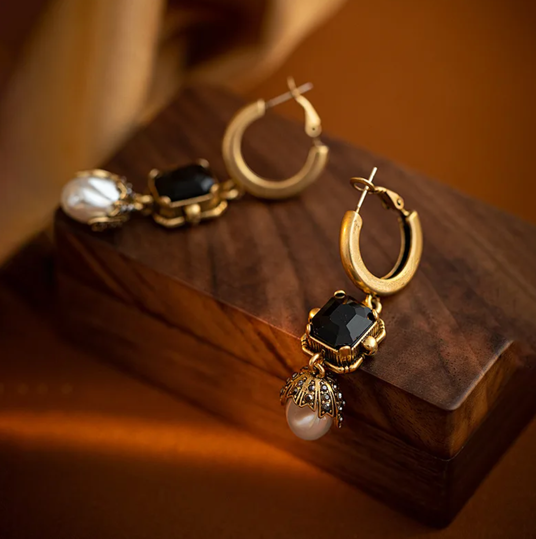 Boucles d'oreilles créoles longues en perle et cristal noir dorées