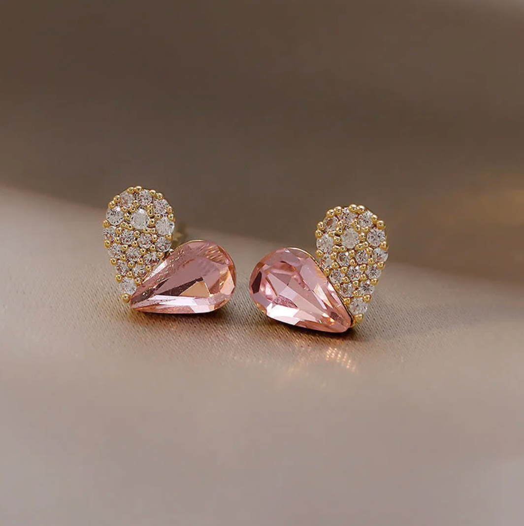 Boucles d'Oreilles Bouton en Forme de Cœur Plaquées Or de 18 Carats - Moitié Cristal Rose et Moitié Zircon