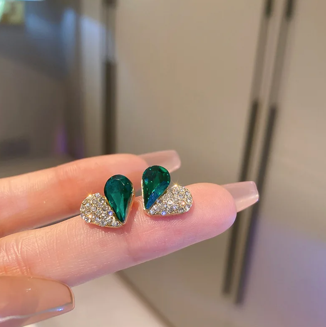 Boucles d'oreilles bouton cœur doré - Moitié cristal vert, moitié zircone cubique