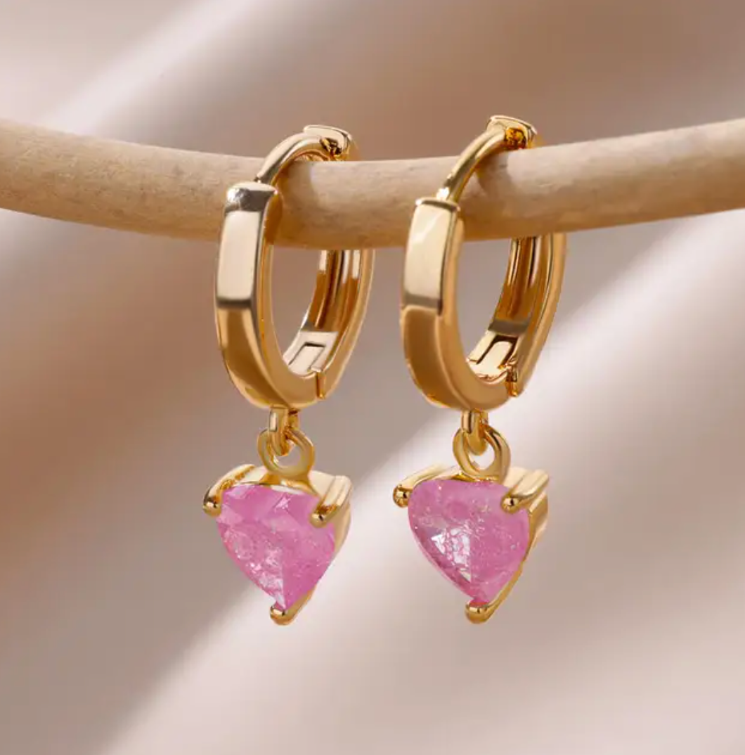 Boucles d'Oreilles à Clous Plaquées Or de 18 Carats avec Petit Pendentif en Forme de Cœur en Quartz Rose