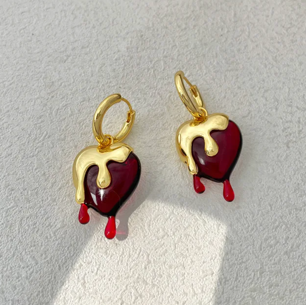 Petites boucles d'oreilles cerise dorées
