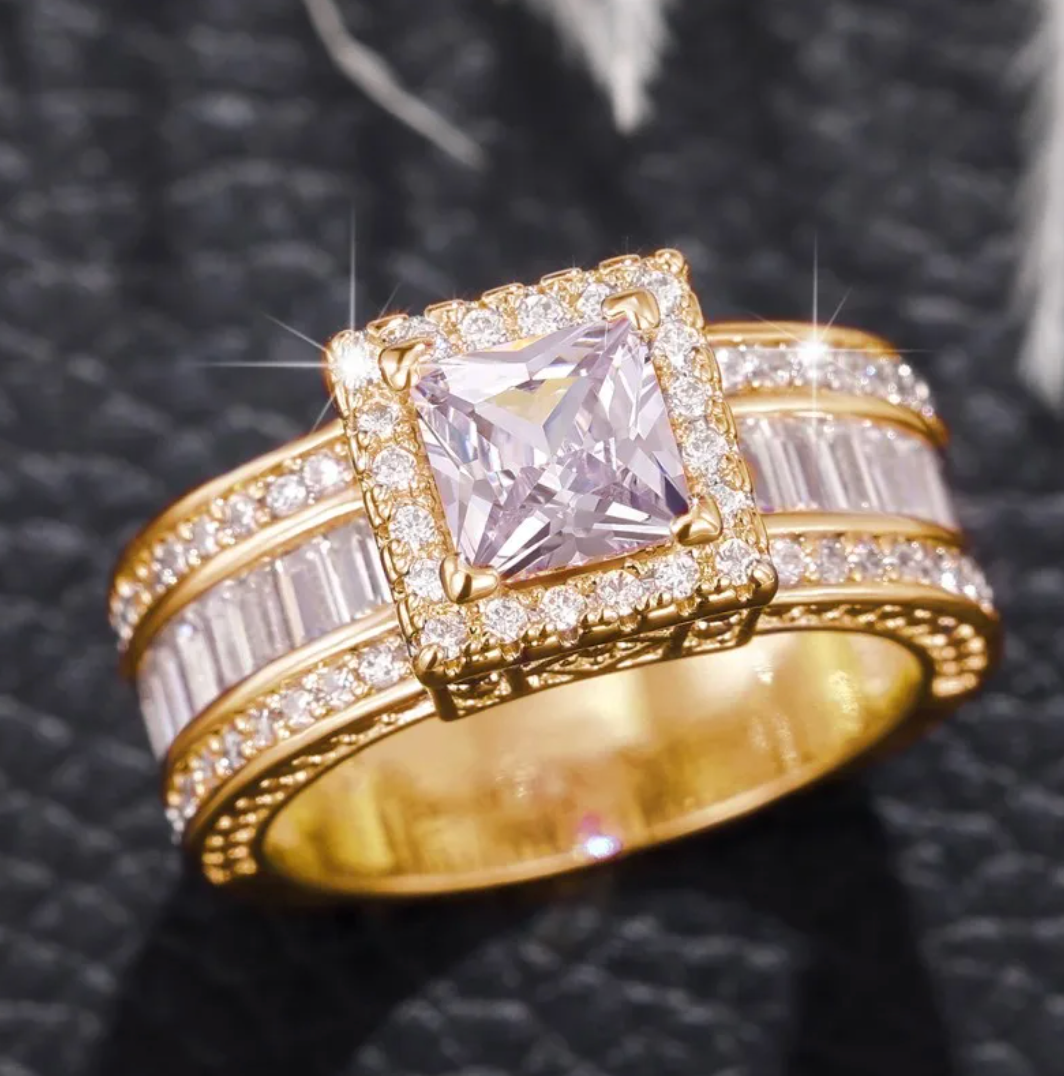 Bague Dorée de 18 Carats avec Cristal de Luxe
