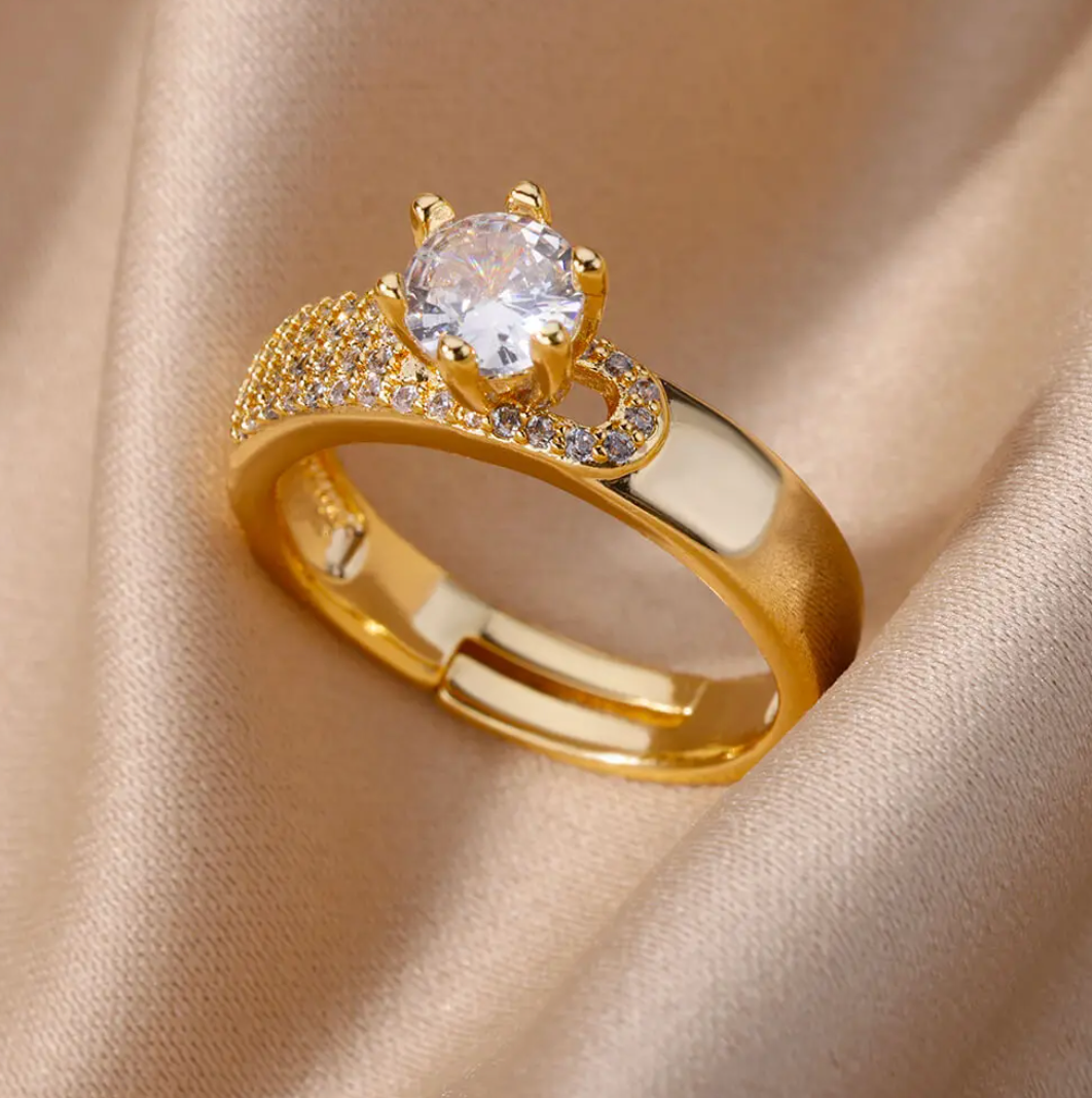 Bague reine en pierre dorée