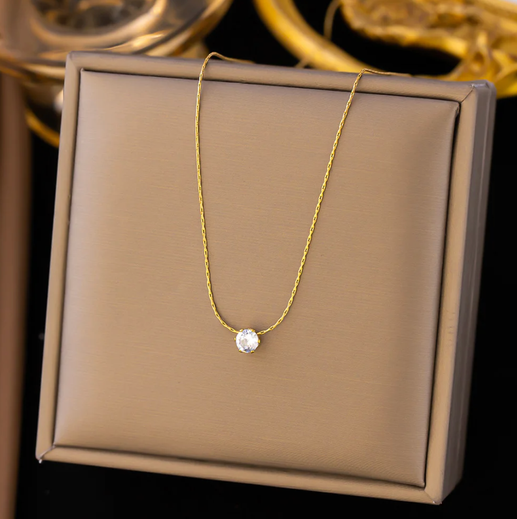 Collier doré avec pierres brillantes