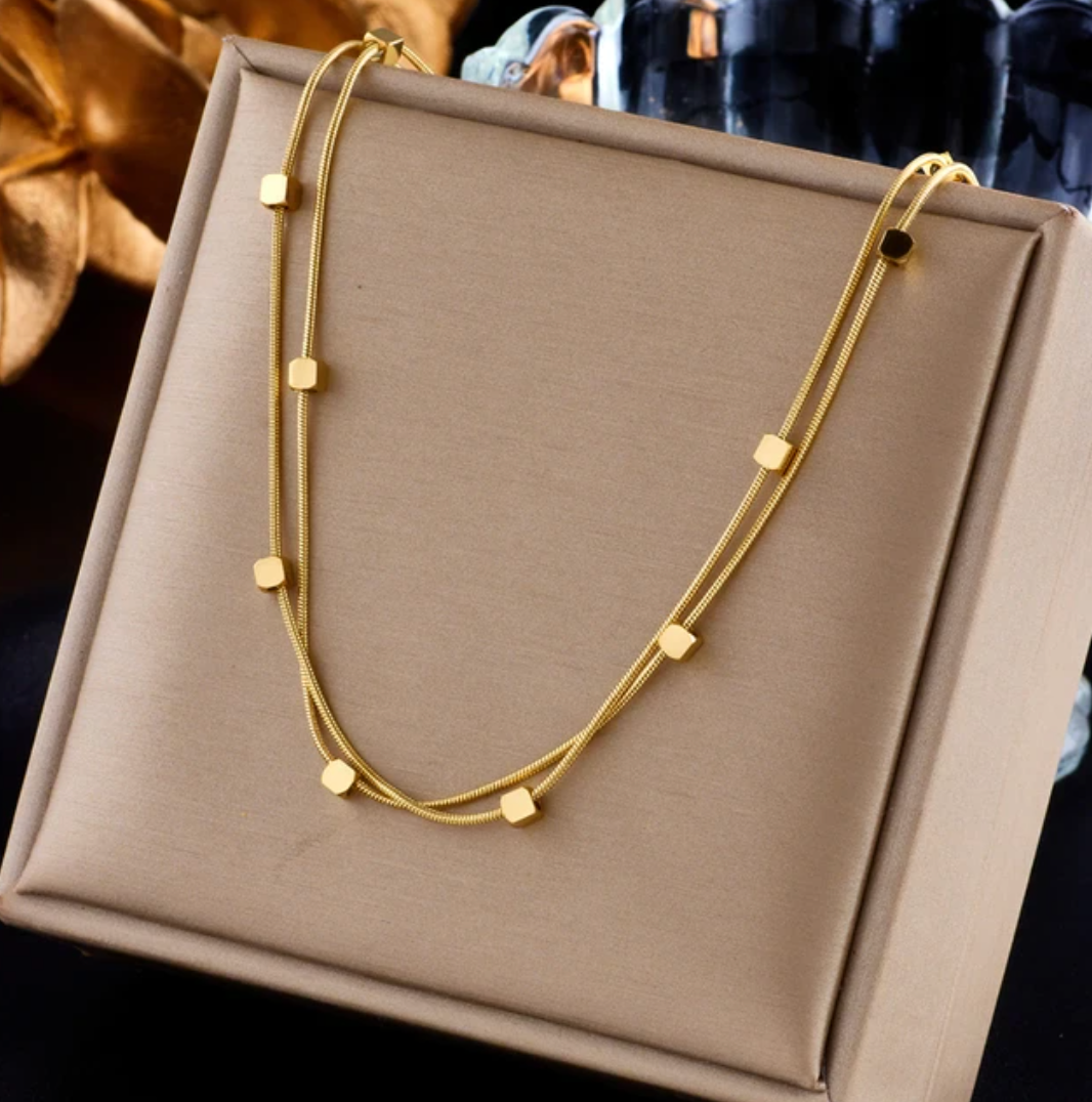 Collier doré avec petits carrés
