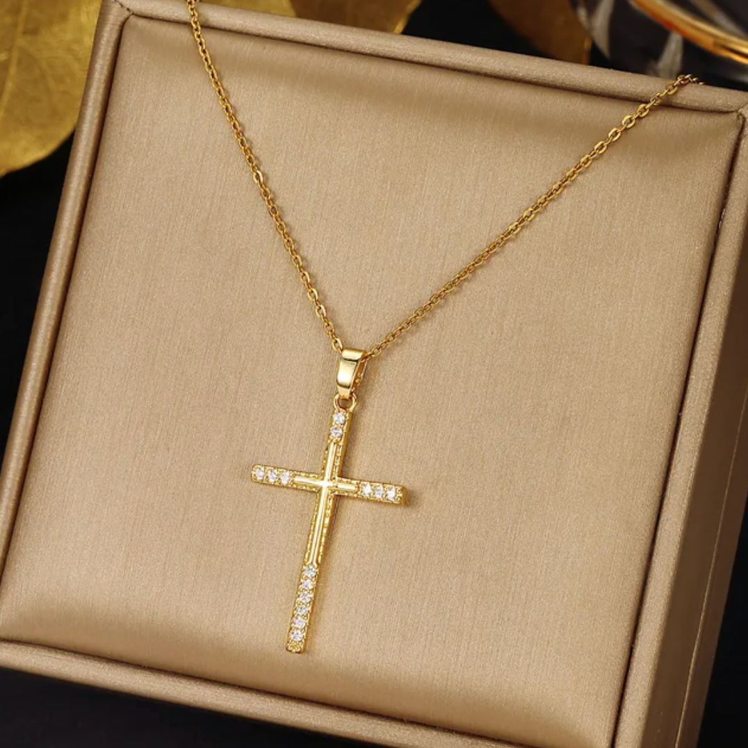 Collier croix long doré avec pierres en zircone cubique