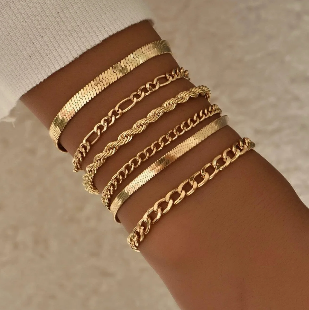 Set de bracelets dorés avec différents styles de chaîne