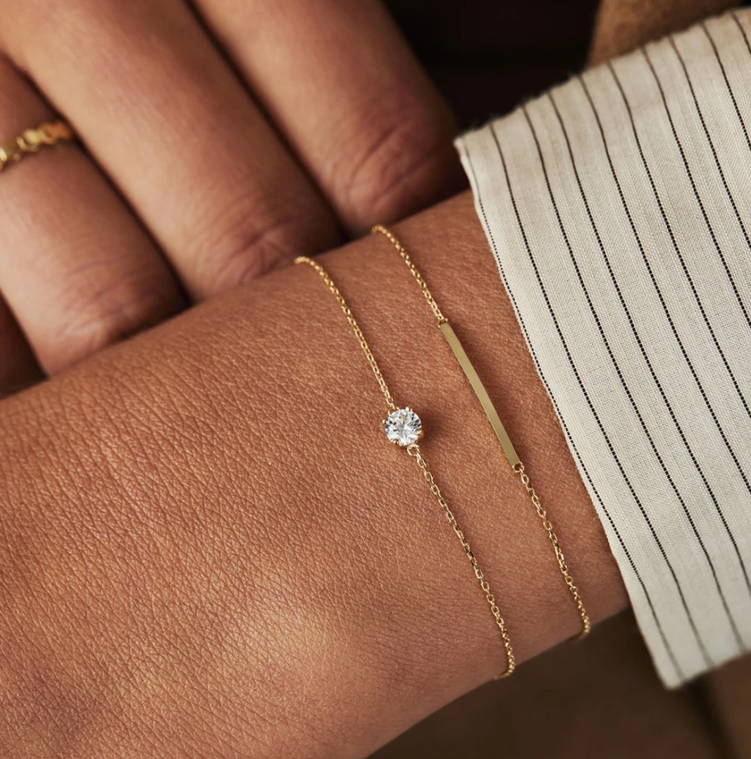 Bracelet classique fin doré avec strass taille brillant central