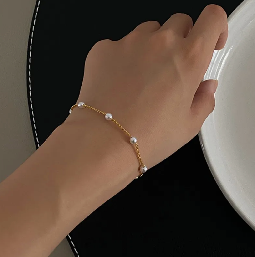 Bracelet doré avec plusieurs perles
