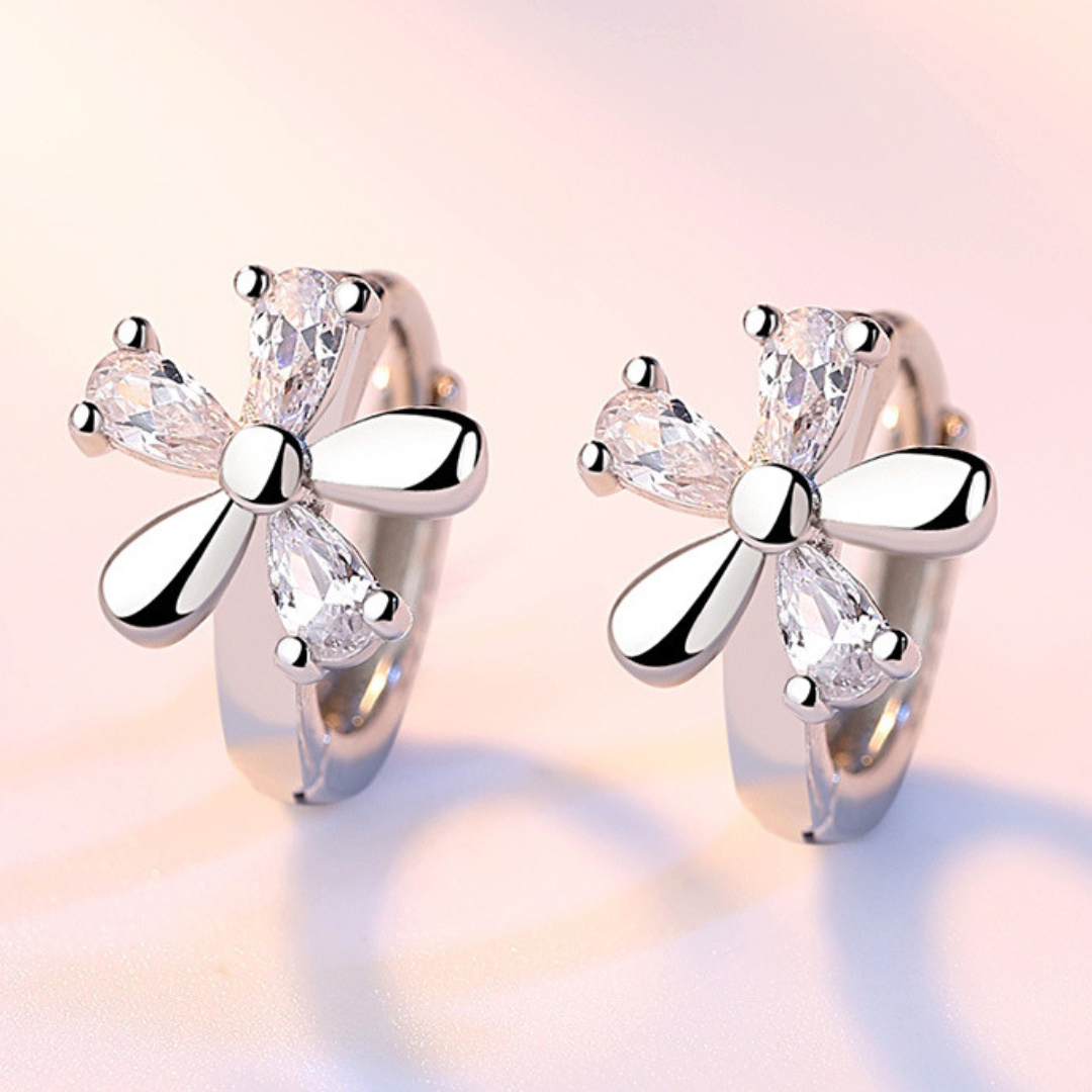 Boucles d'oreilles florales en argent sterling plaqué avec zircones cubiques argentées