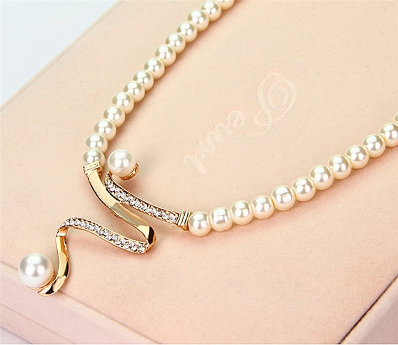 Set collier + boucles d'oreilles en perles naturelles