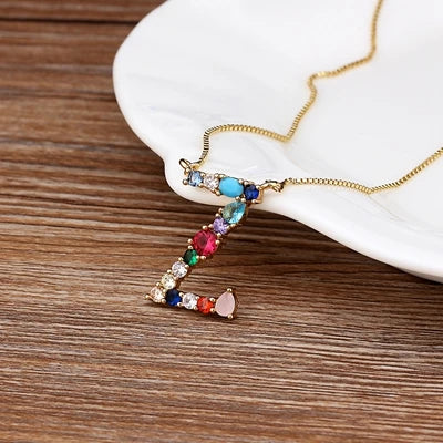 Collier initiale et pierre précieuse doré