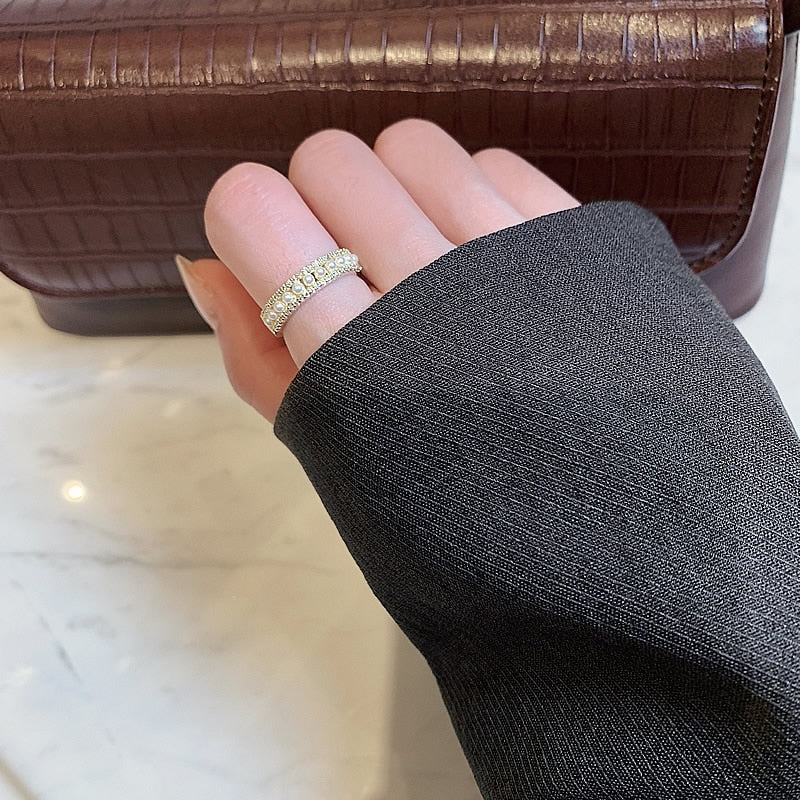Bague de luxe dorée et en perle