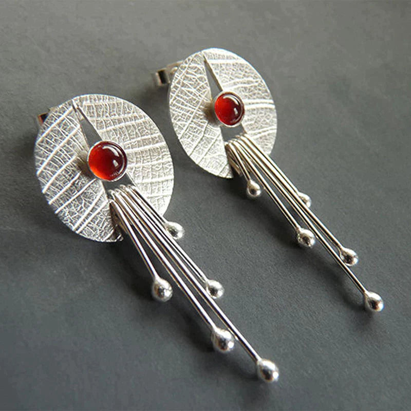 Boucles d'oreilles pendantes en pierre rouge ajourée