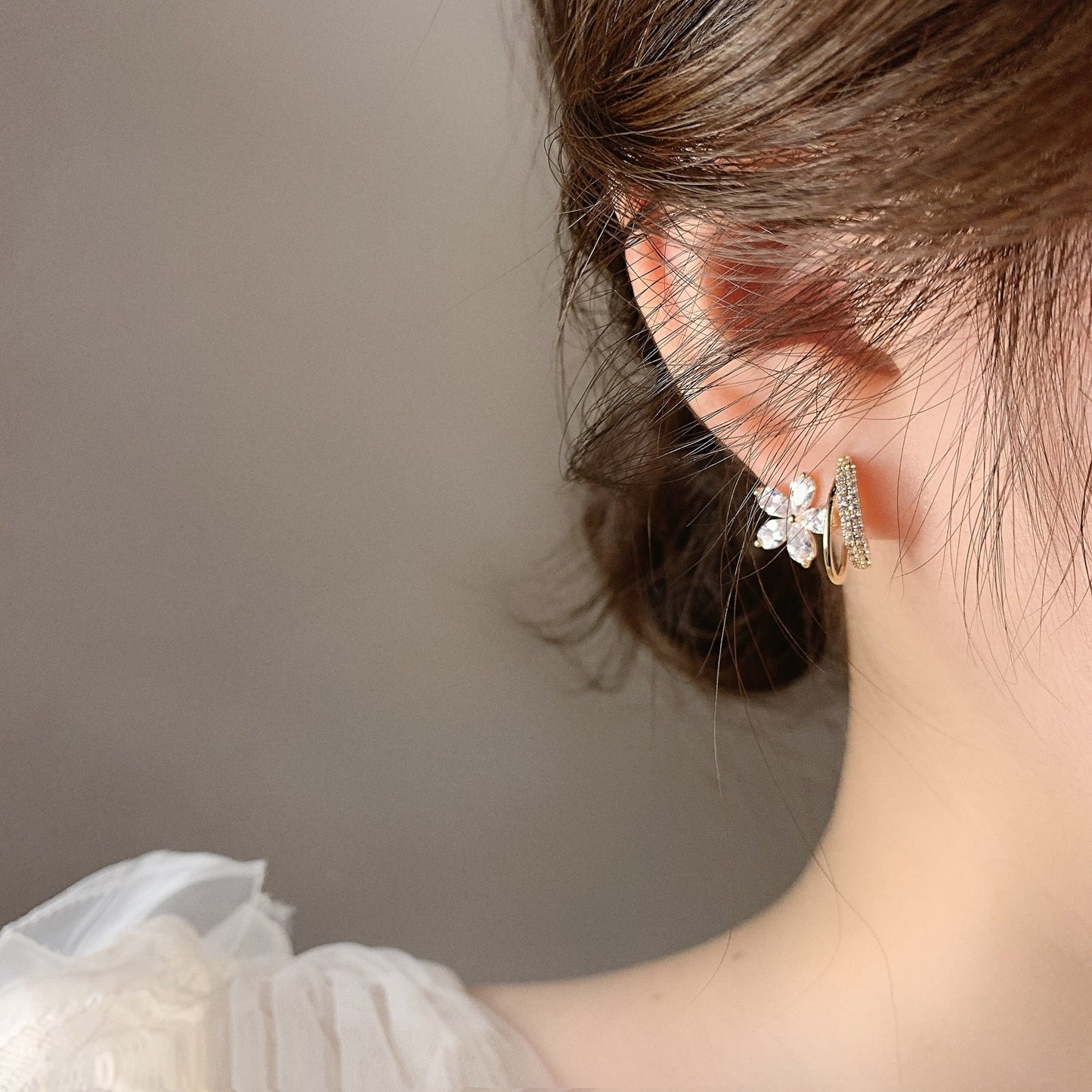 Boucles d'oreilles florales en zircone cubique dorées