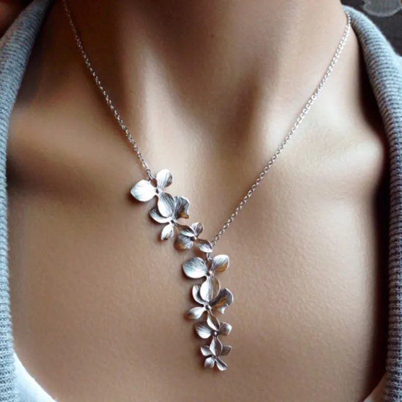 Collier vintage de fleur argentée