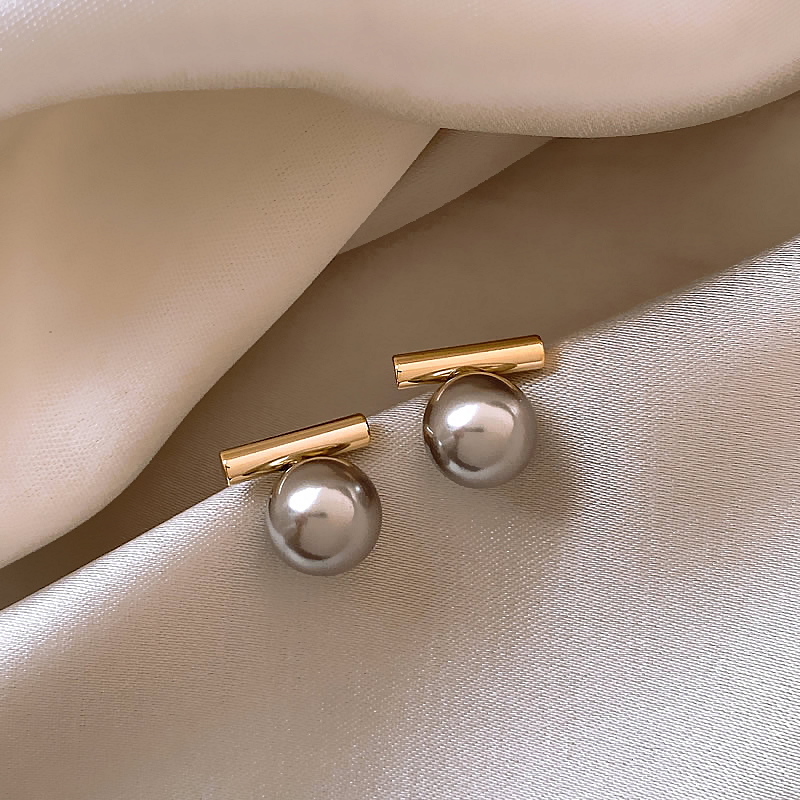 Boucles d'oreilles élégantes en perle noire foncée dorée