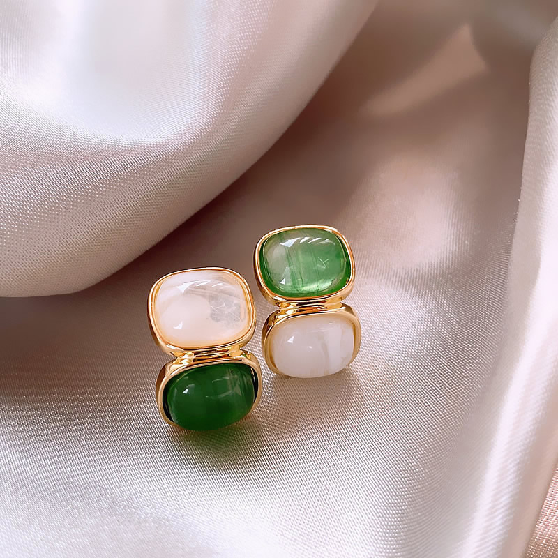 Boucles d'oreilles élégantes en pierre blanche et verte dorée