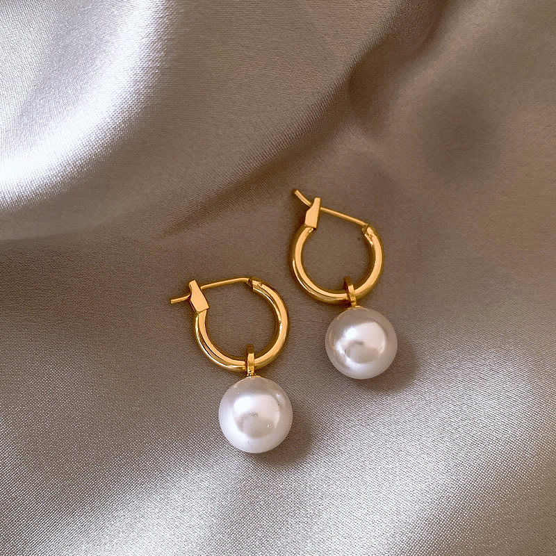 Boucles d'oreilles élégantes dorées perlées