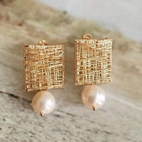 Boucles d'oreilles dorées en fil de perle vintage
