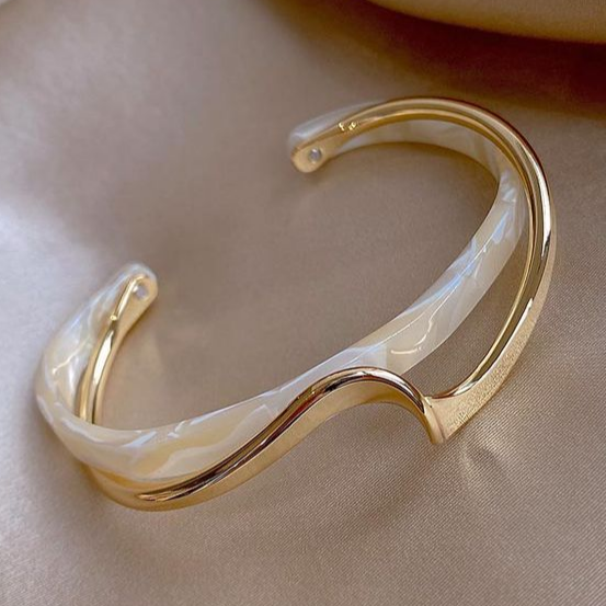 Adriana - Bracelet élégant en opale blanche, doré