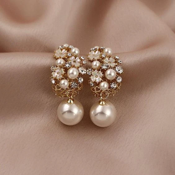 Boucles d'oreilles élégantes en forme de fleur et perle