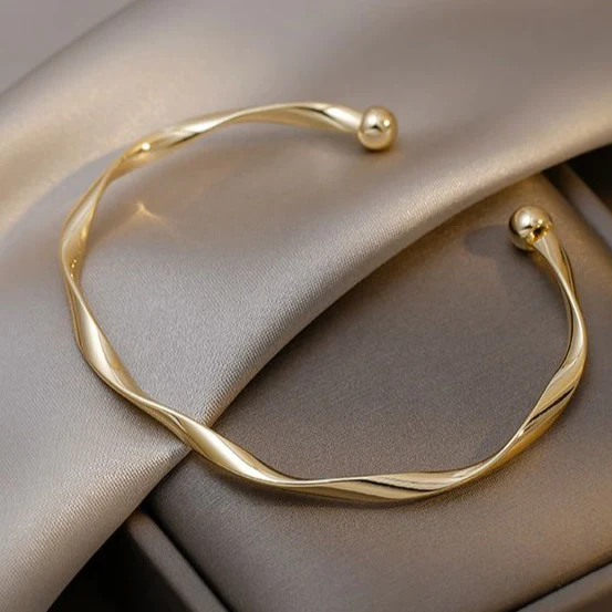 Bracelet doré ouvert élégant