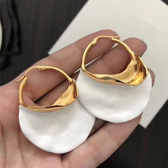 Boucles d'oreilles blanches et dorées vintage