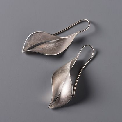 Boucles d'oreilles en feuille plaquées argent vintage propres