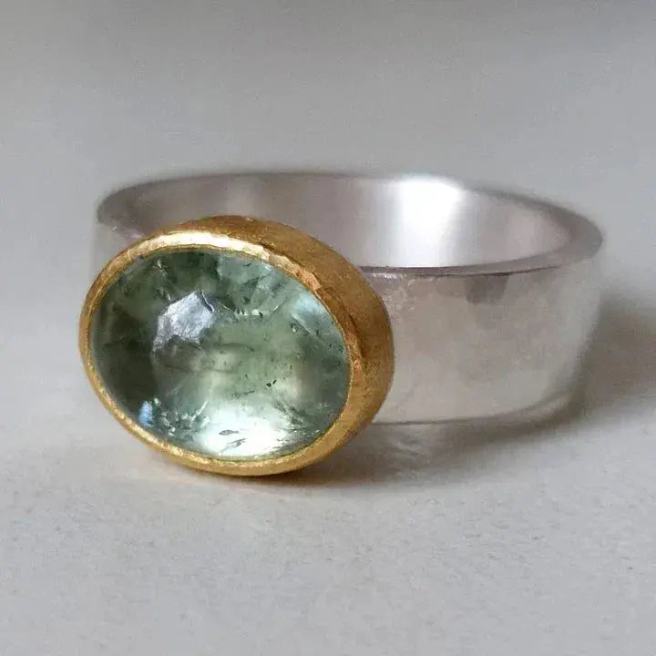 Bague ronde en pierre verte vintage