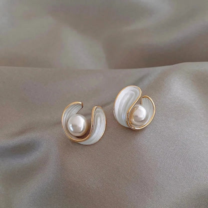 Boucles d'Oreilles Élégantes d'Opale Blanche avec Perle en Or