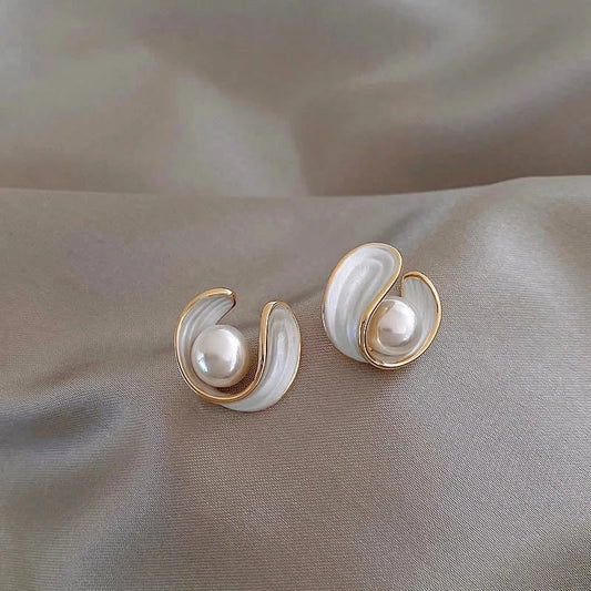 Boucles d'Oreilles Élégantes d'Opale Blanche avec Perle en Or
