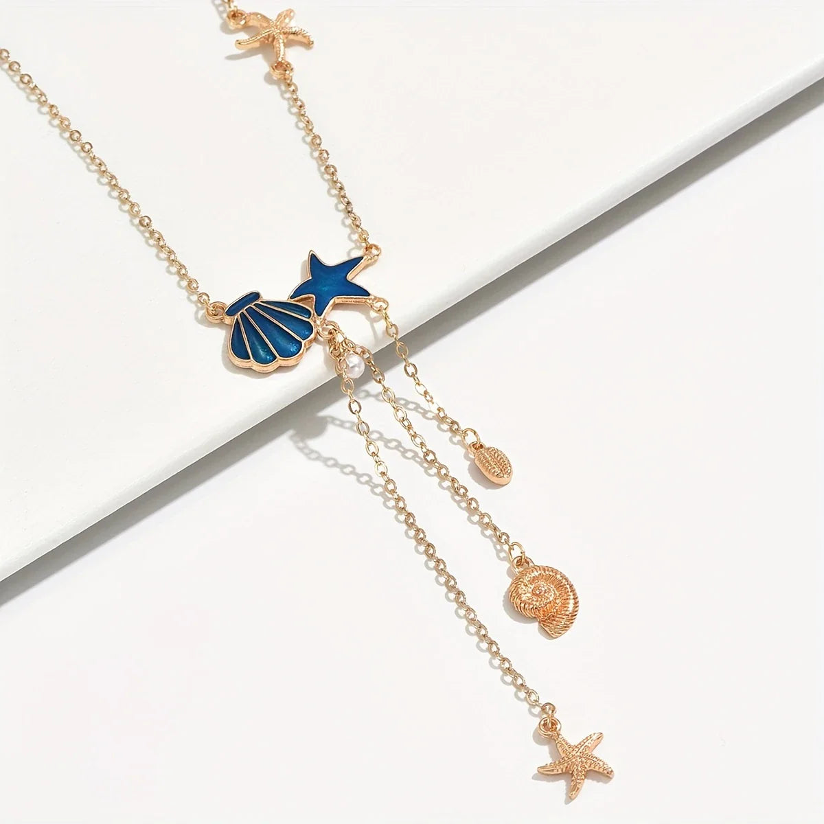 Collier Élégant en Or avec Étoile et Coquillage Bleu