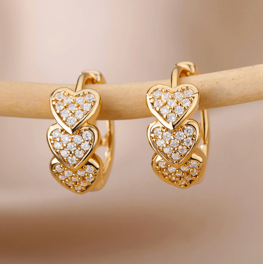 Boucles d'Oreilles Dorées de 18 Carats avec Cœurs de Zircon