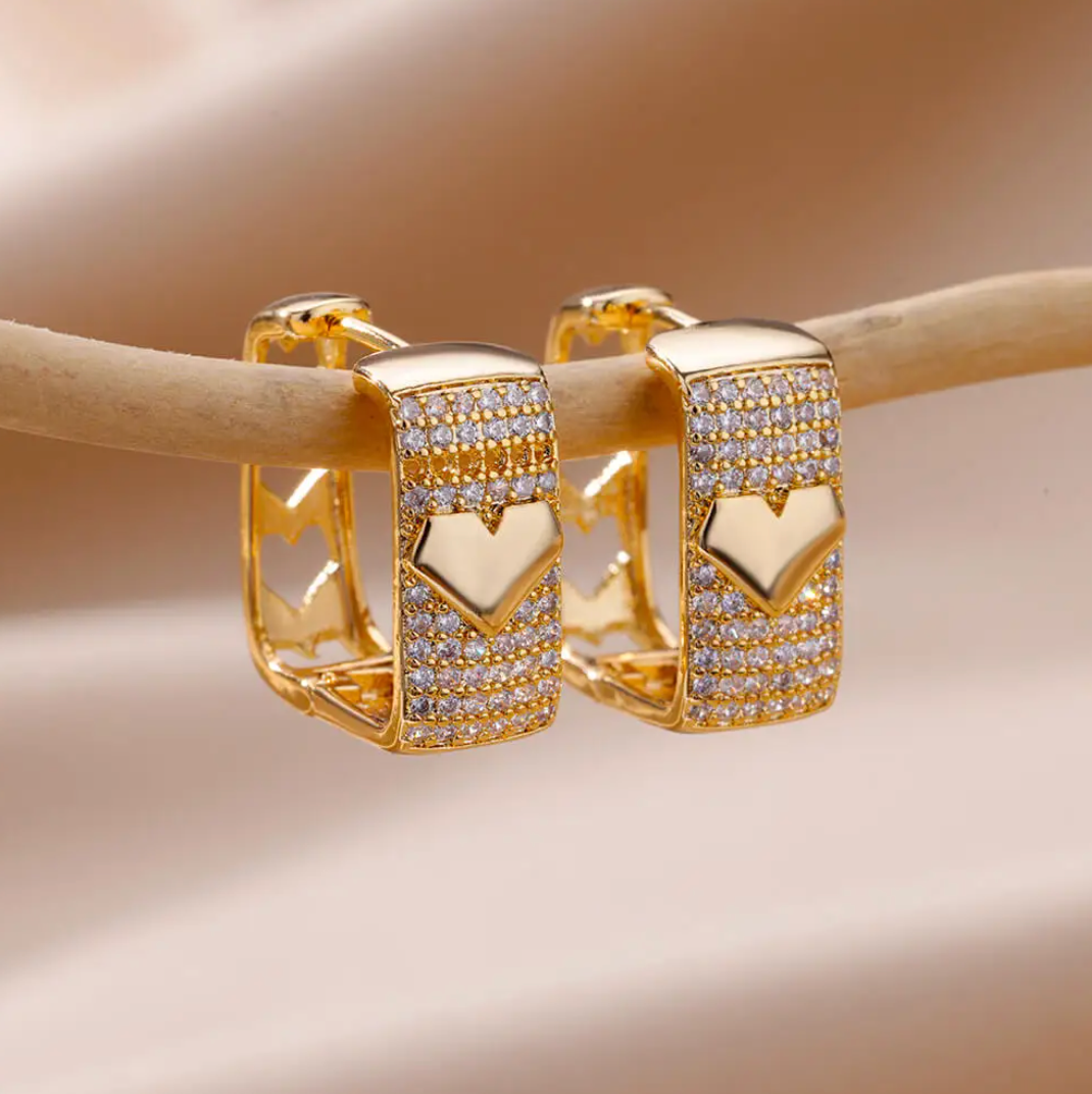 Boucles d'Oreilles à Clous Épaisses Plaquées Or de 18 Carats avec Cœur et Zircon