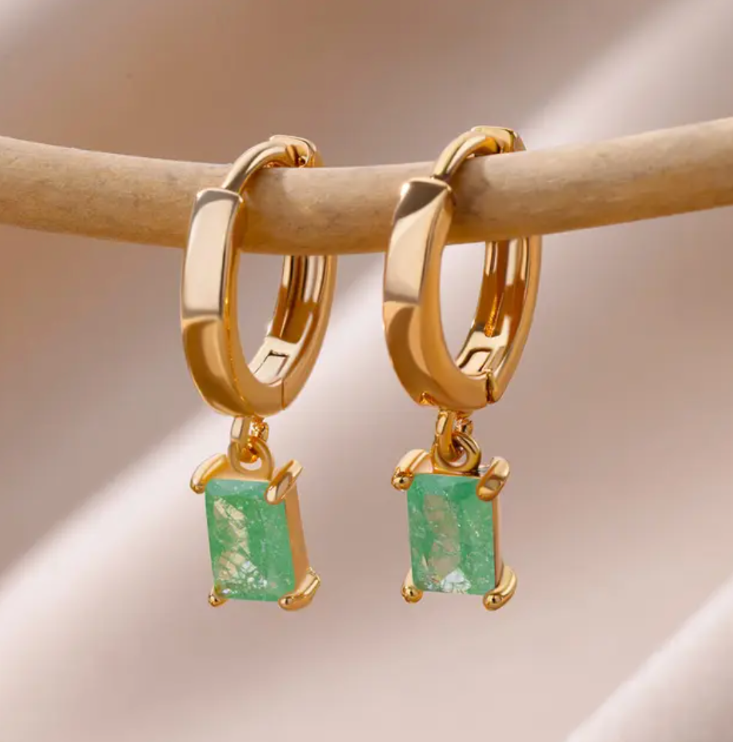 Petites Boucles d'Oreilles Plaquées Or de 18 Carats avec Pendentif Rectangulaire en Quartz Vert