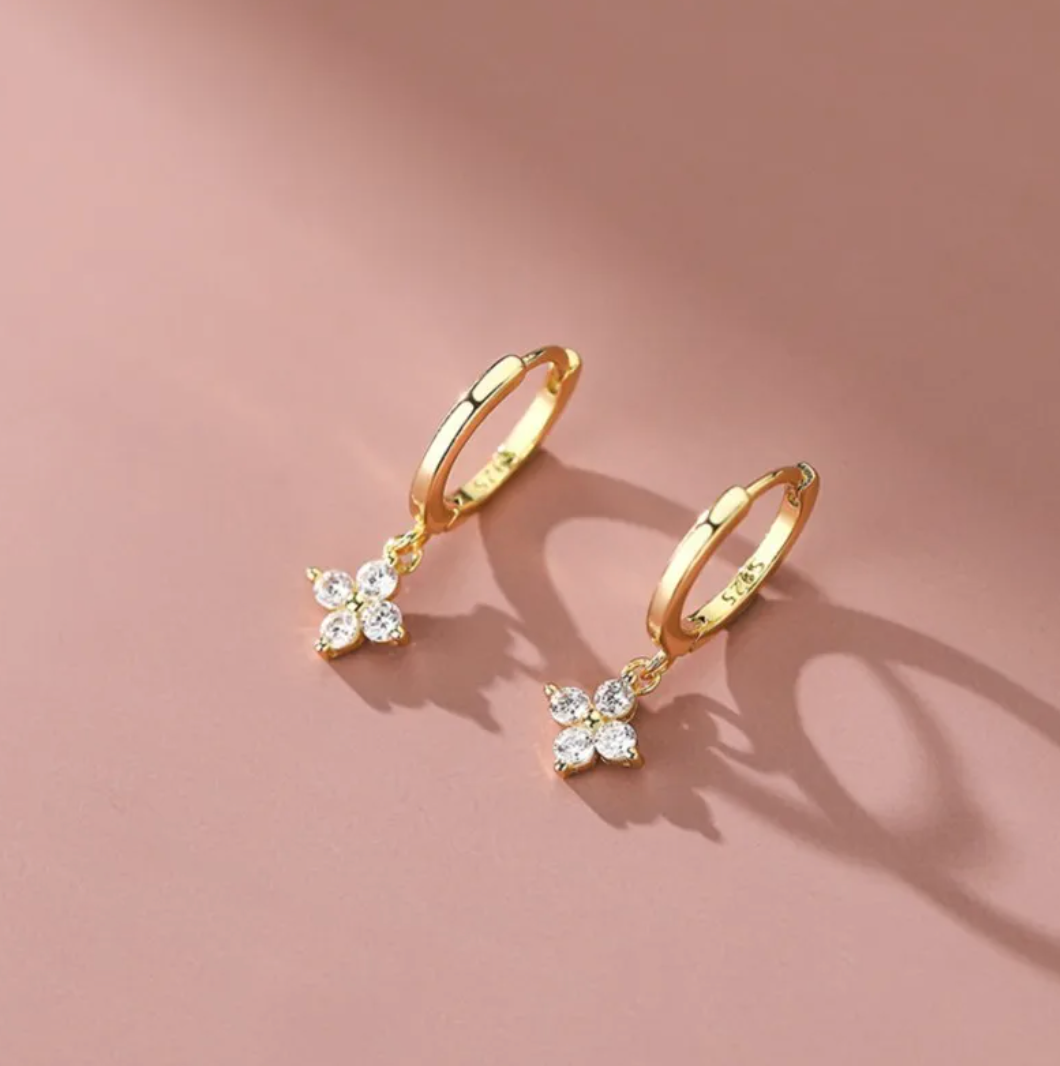 Boucles d'Oreilles Très Petites Dorées de 18 Carats en Forme de Marguerite avec Strass