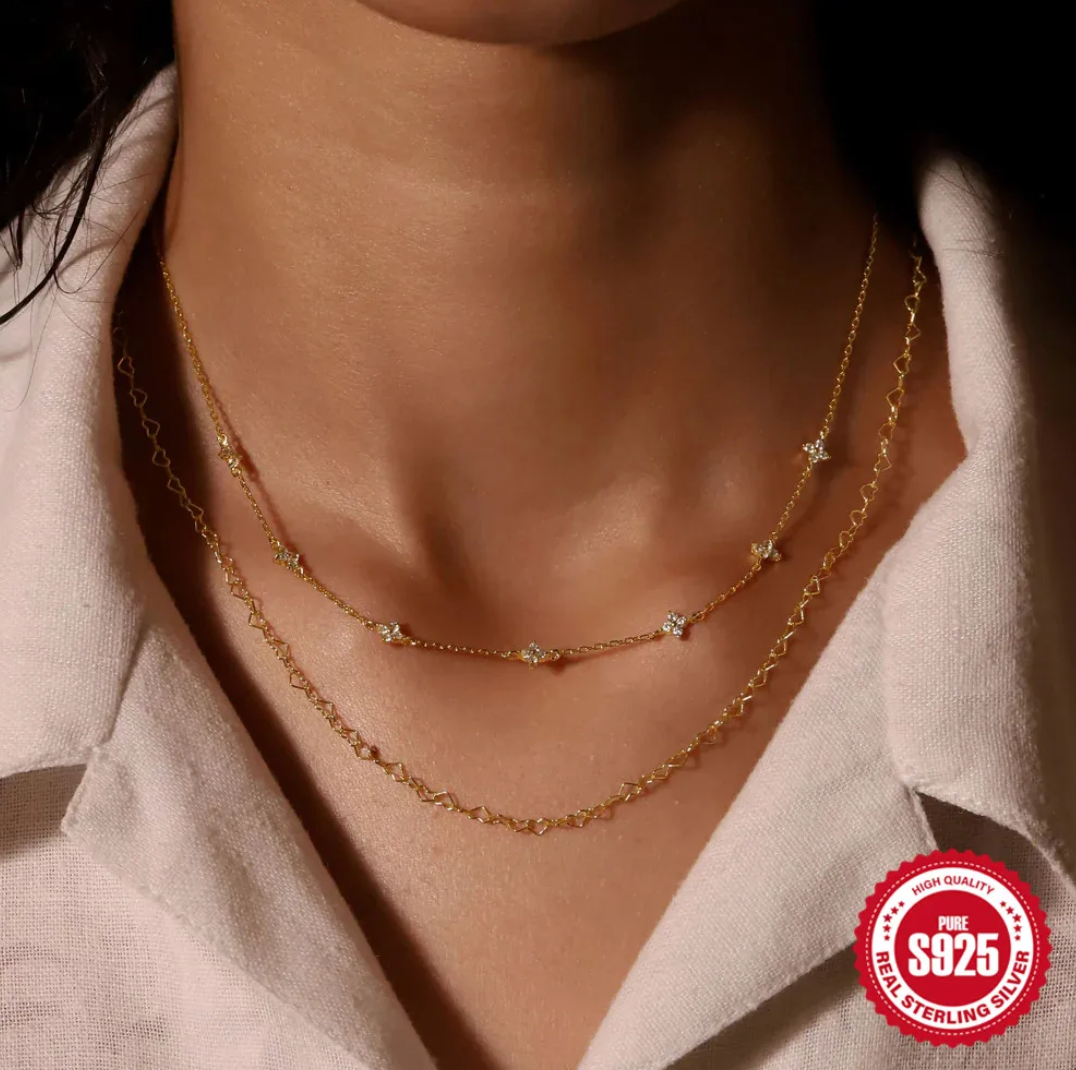 Collier Doré de 18 Carats avec Petites Pierres de Zircon