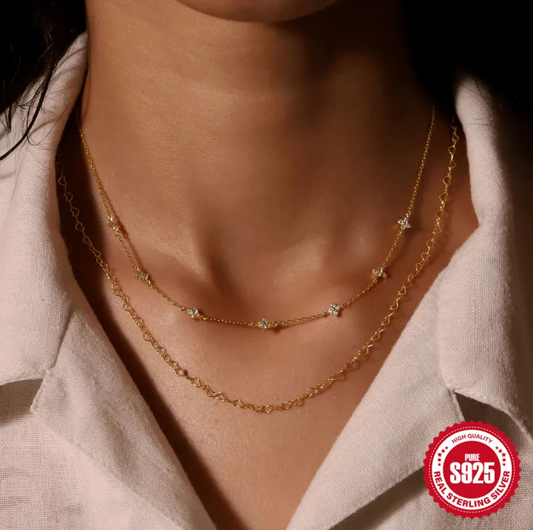 Collier Doré de 18 Carats avec Petites Pierres de Zircon