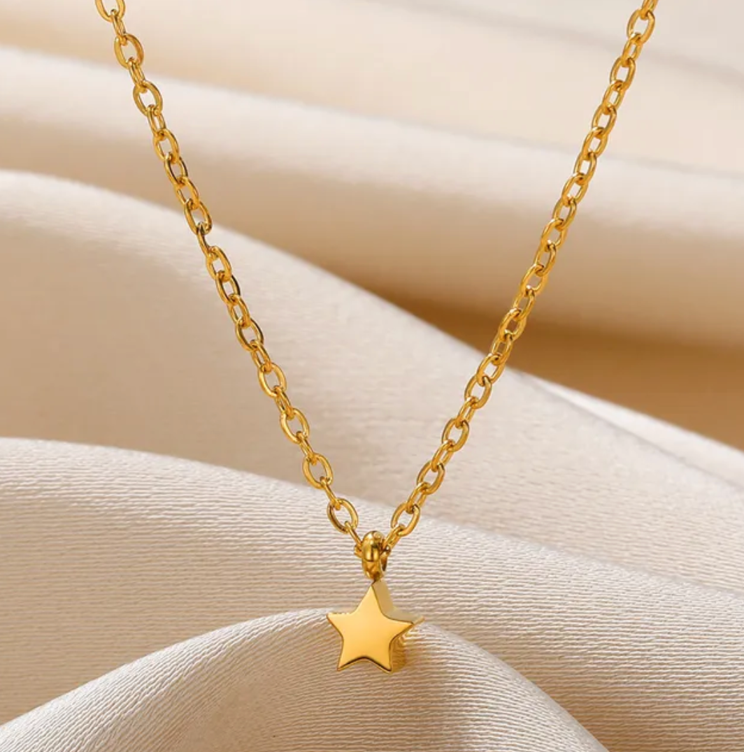 Collier Plaqué Or de 18 Carats avec une Étoile Solide Très Petite